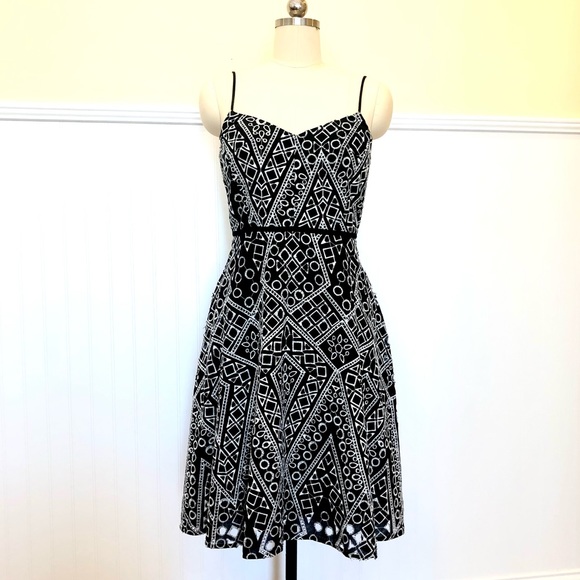 Banana Republic Dresses & Skirts - Banana Republic black & white embroidered dress sz 10 petite